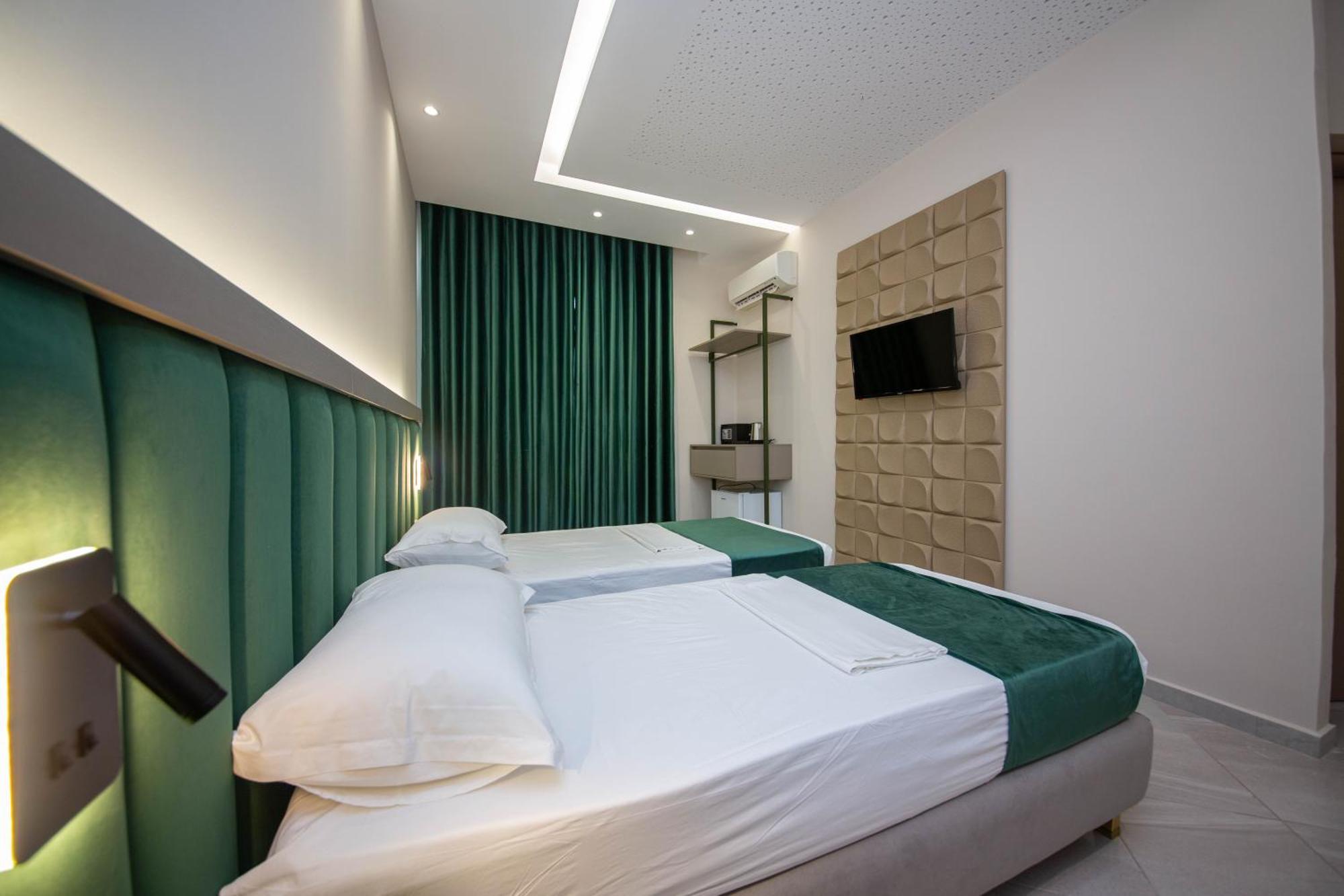 Hotel Royal Radhimë Esterno foto