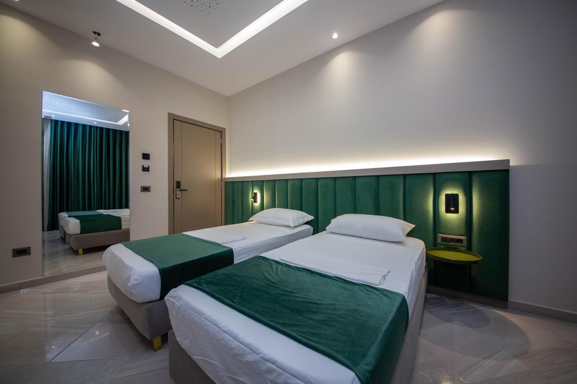 Hotel Royal Radhimë Esterno foto